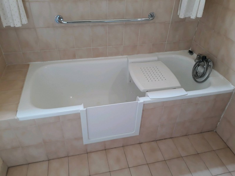 Découpe d'une baignoire ancienne à Blagnac